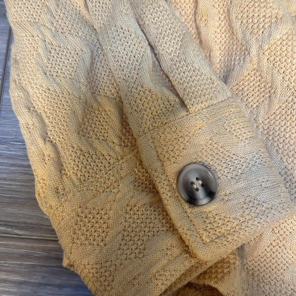 **Shacket**Women's Gold/Yellow Quilted Shirt Jacket - Picture 4 of 4